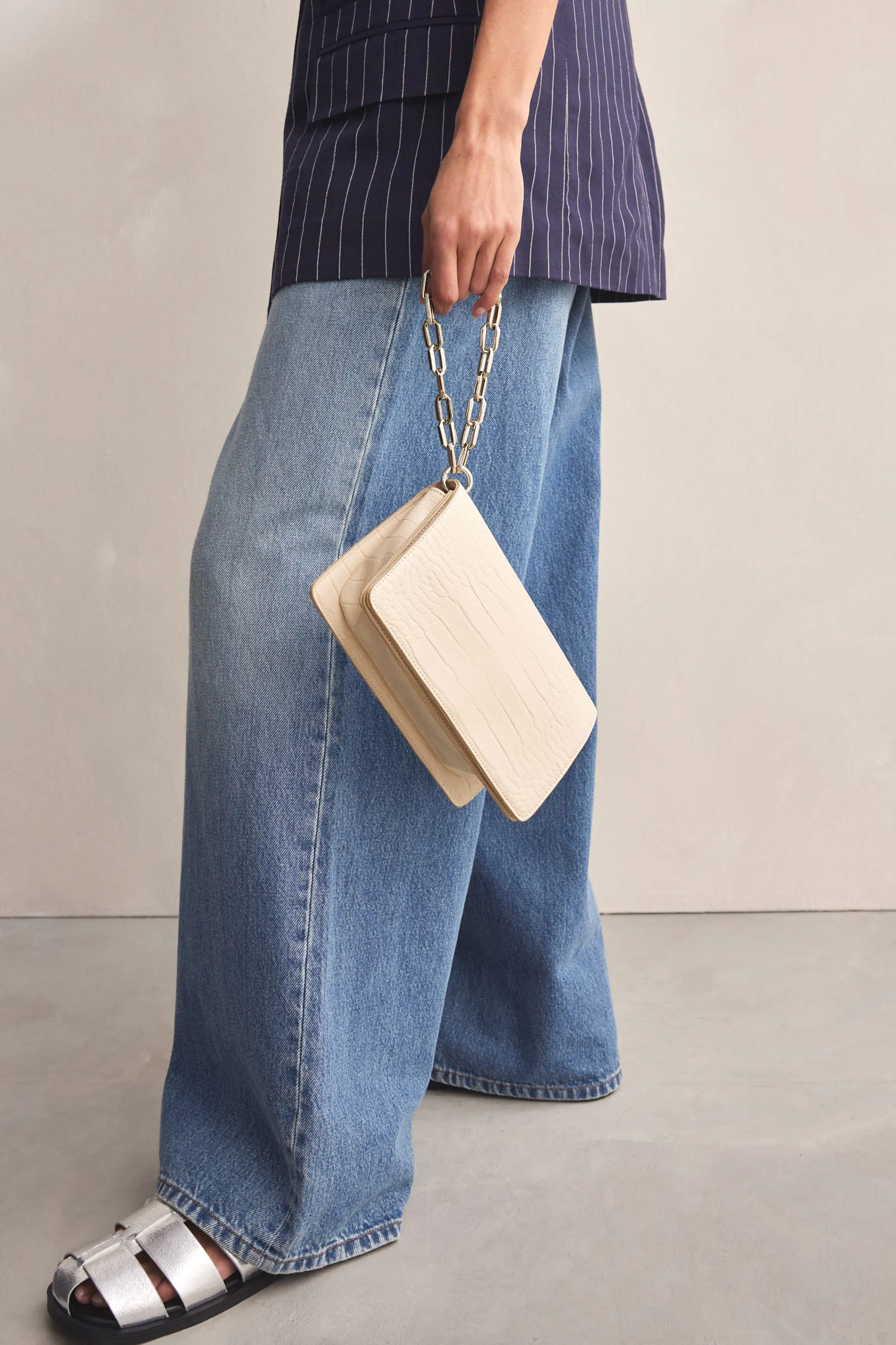 Bianco  - Borsa a pochette effetto coccodrillo con catena