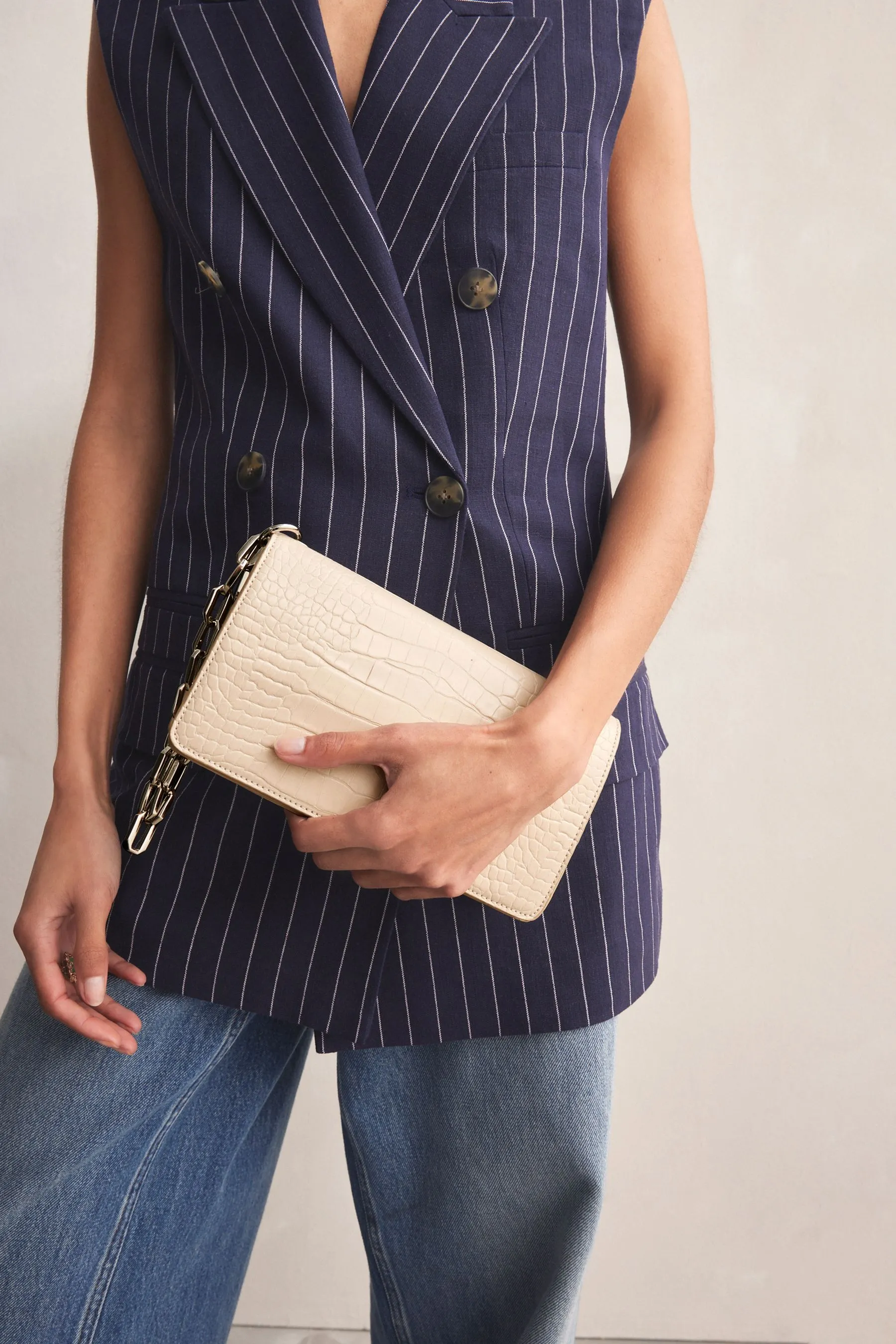 Bianco  - Borsa a pochette effetto coccodrillo con catena