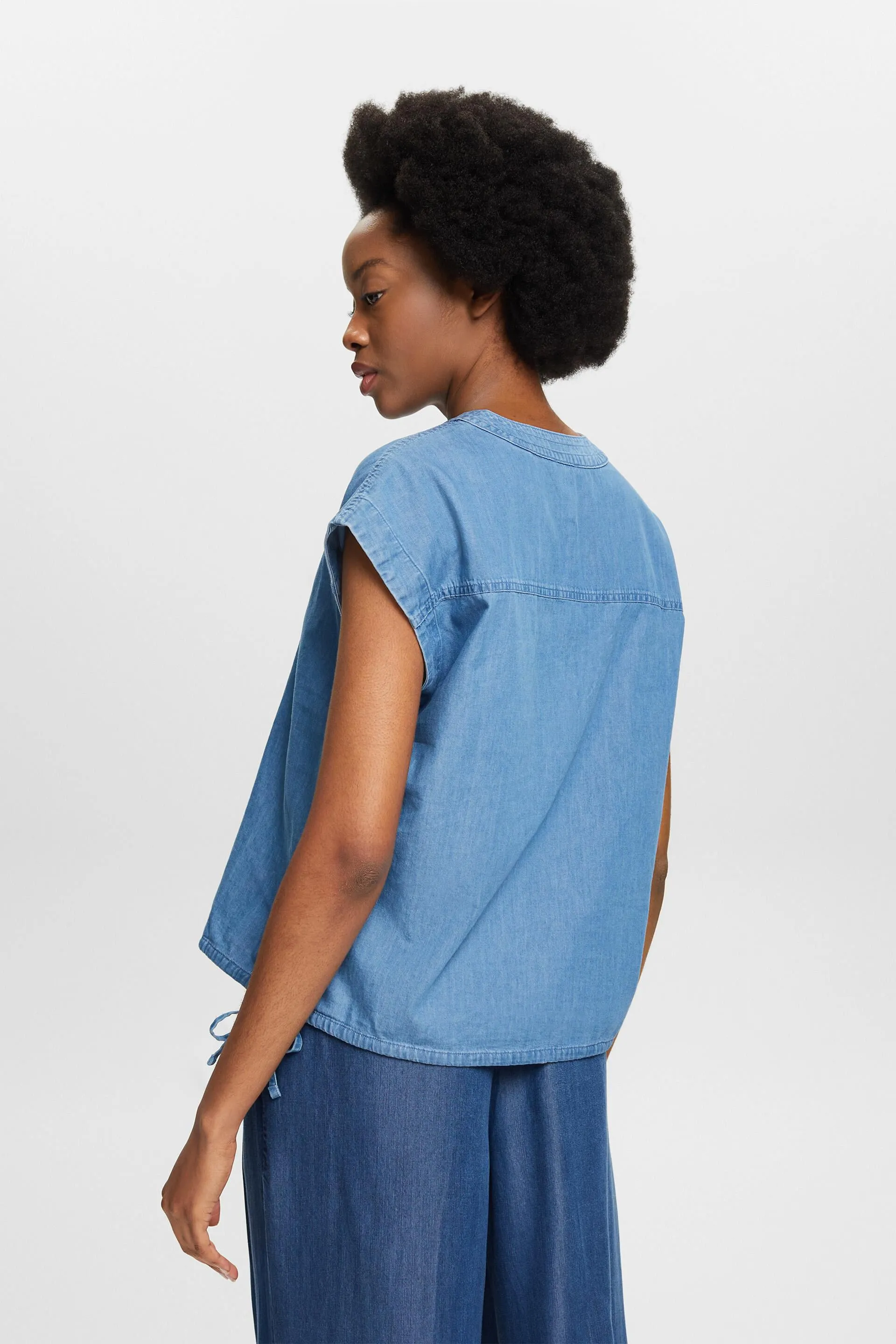 Blusa in denim senza maniche