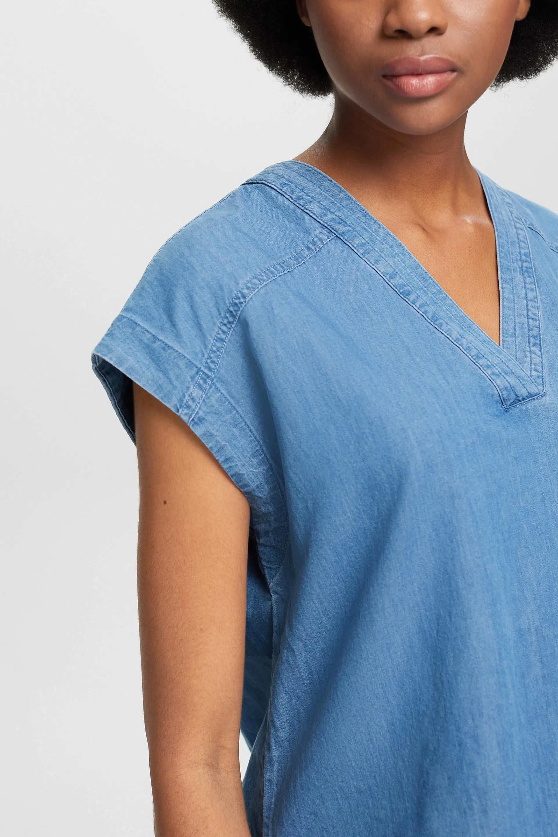 Blusa in denim senza maniche