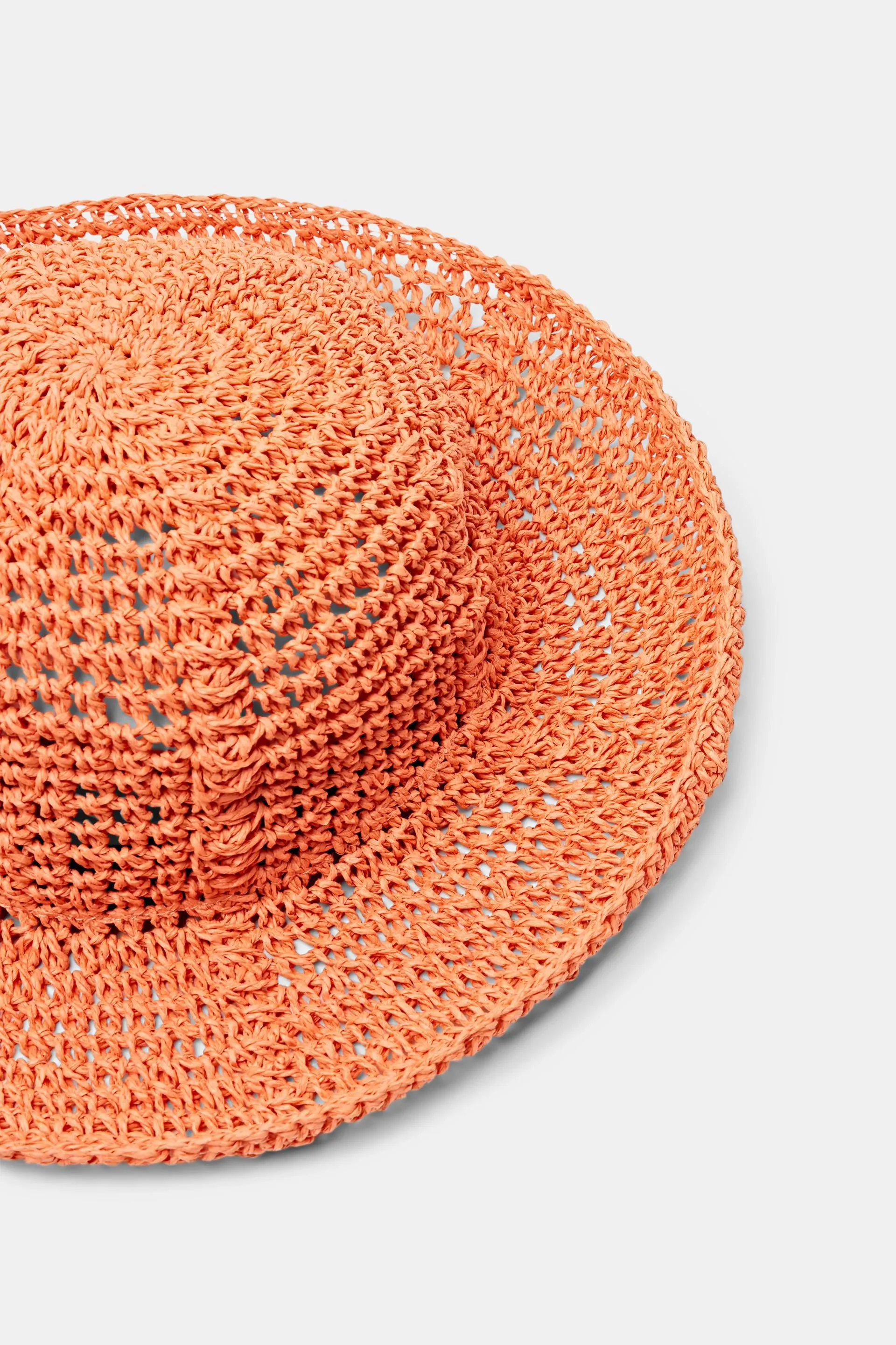 Cappello in paglia a uncinetto