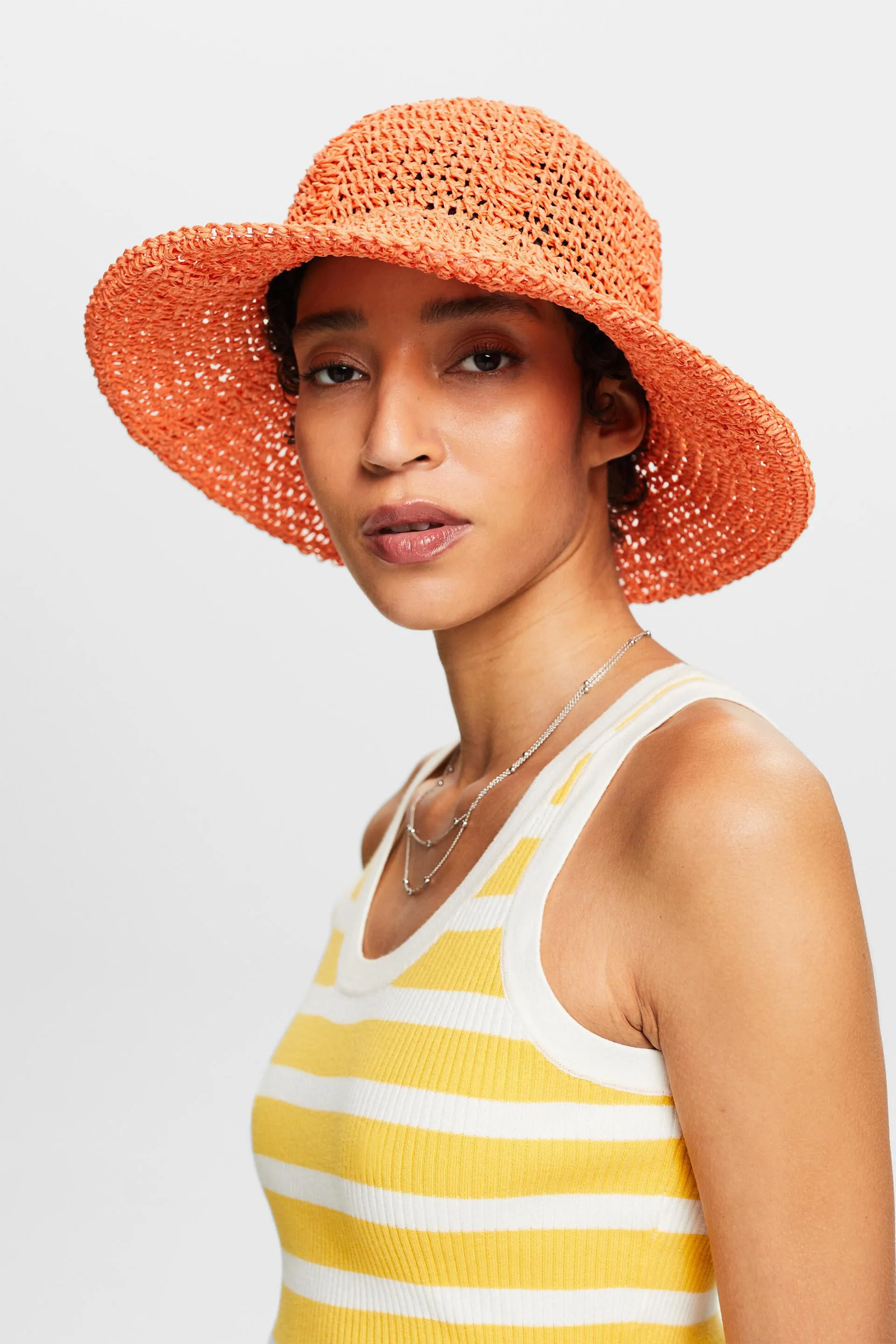 Cappello in paglia a uncinetto