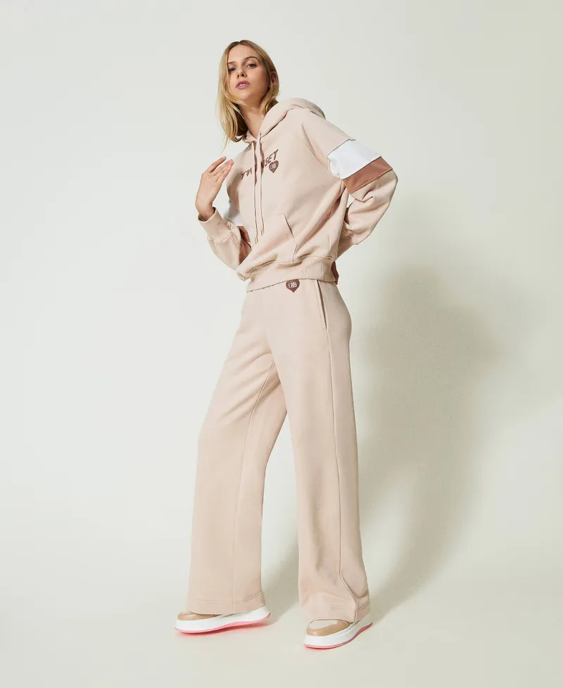 Felpa con cappuccio e pantaloni a palazzo