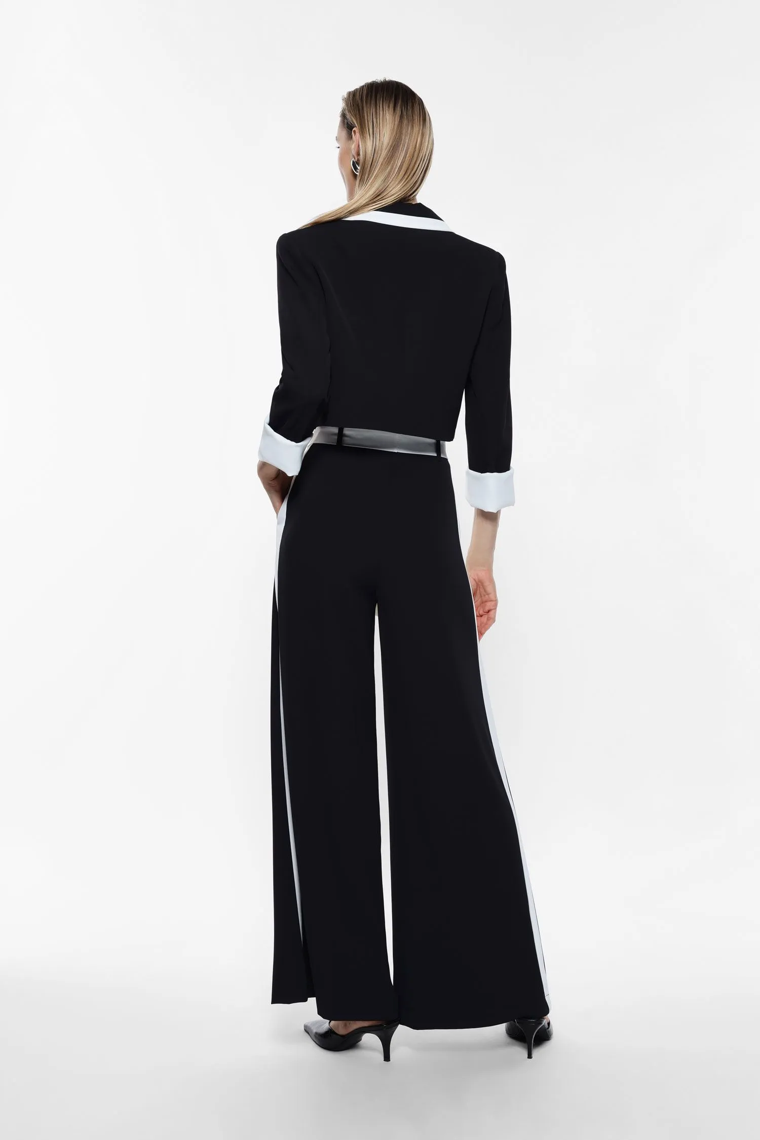   Pantaloni a palazzo con cintura decorativa     