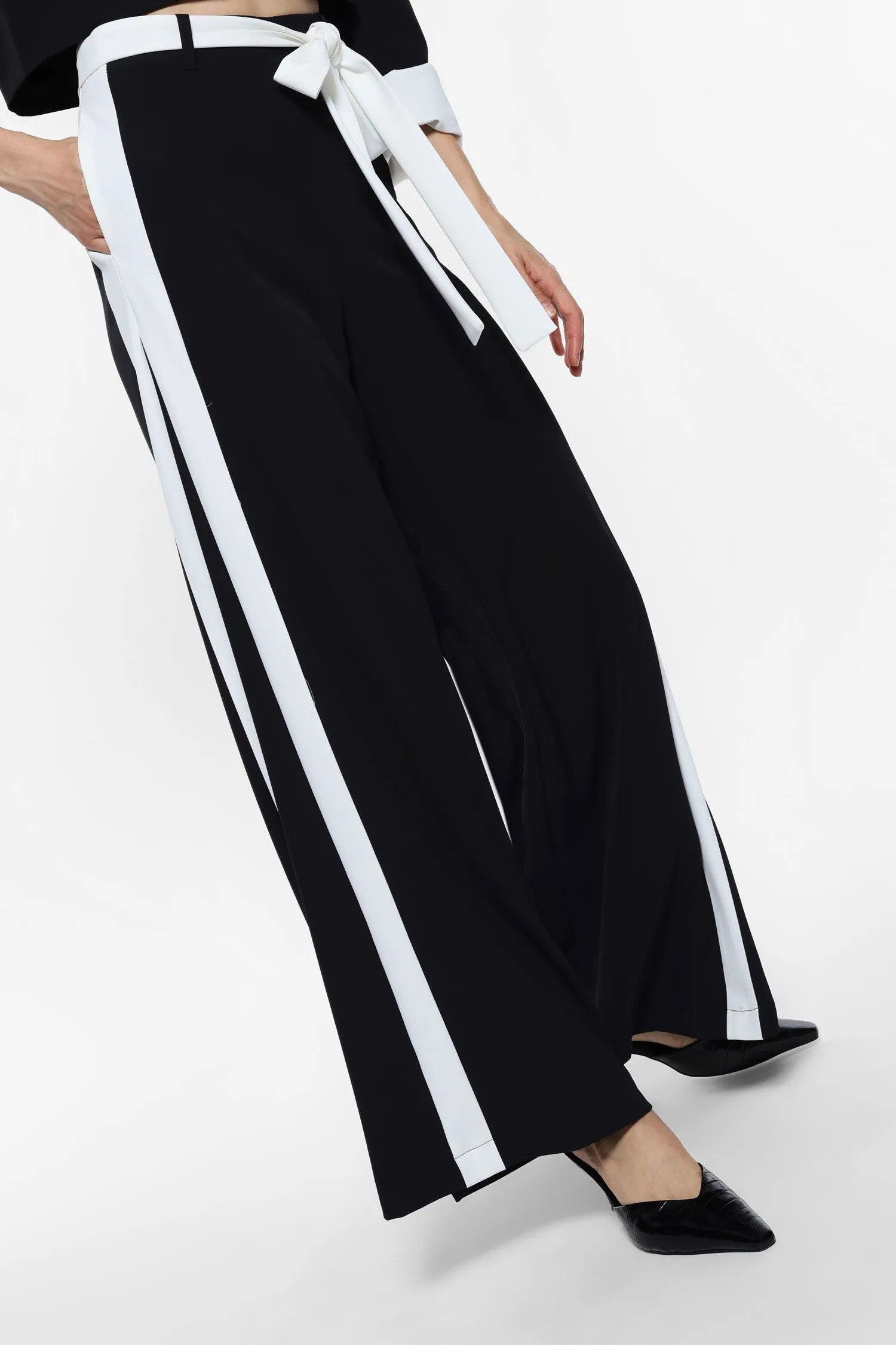   Pantaloni a palazzo con cintura decorativa     
