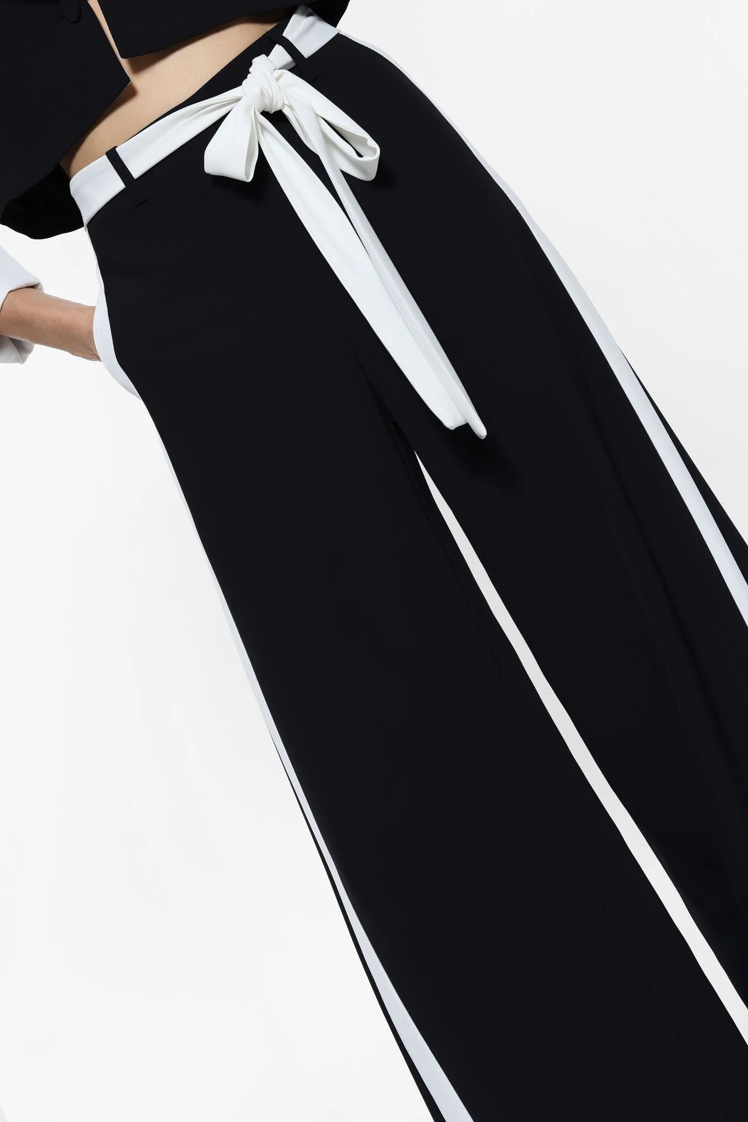   Pantaloni a palazzo con cintura decorativa     