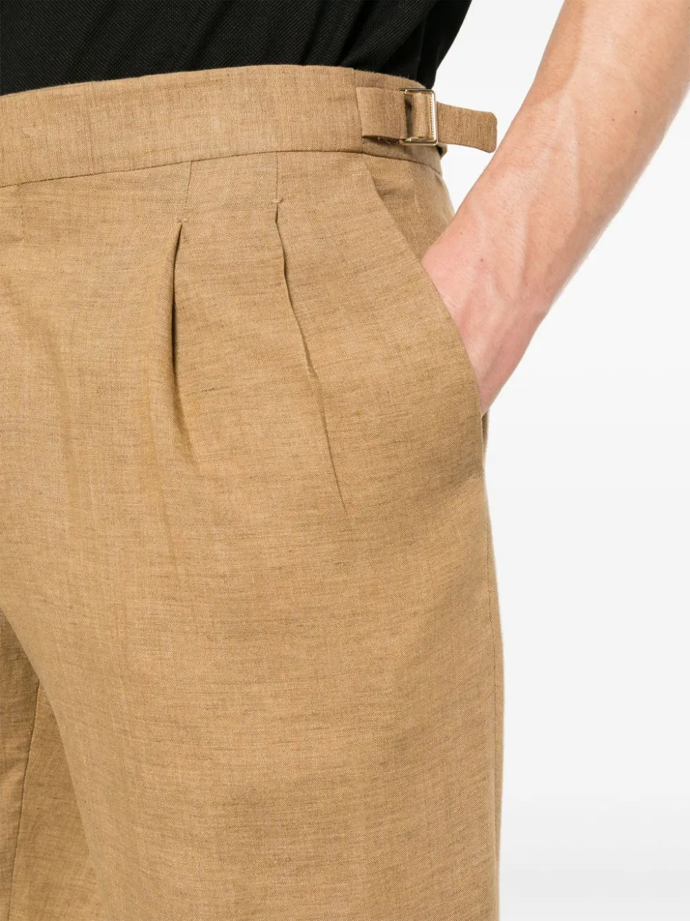 Pantaloni con pieghe in marrone - uomo