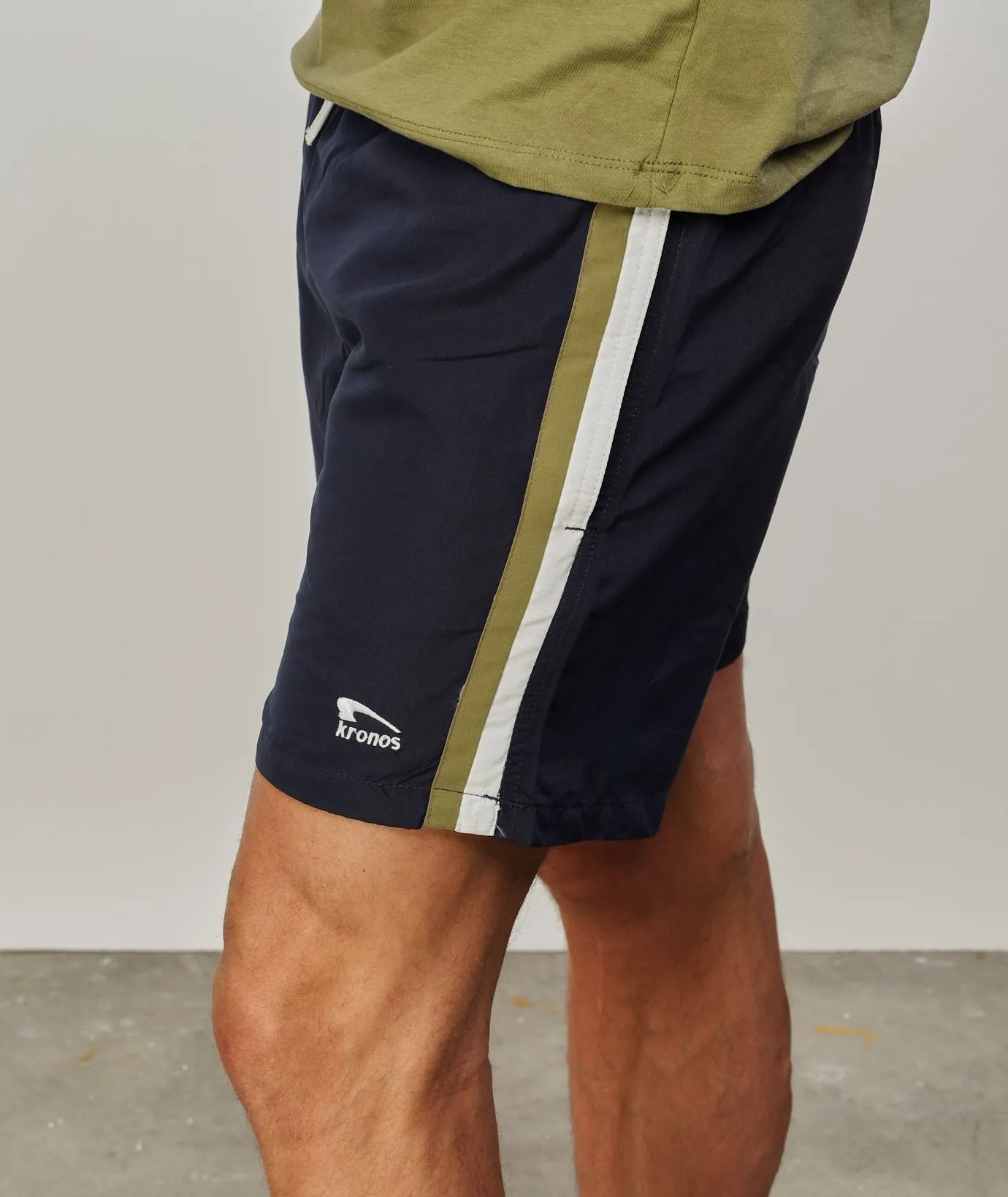 Shorts blu in tessuto tecnico