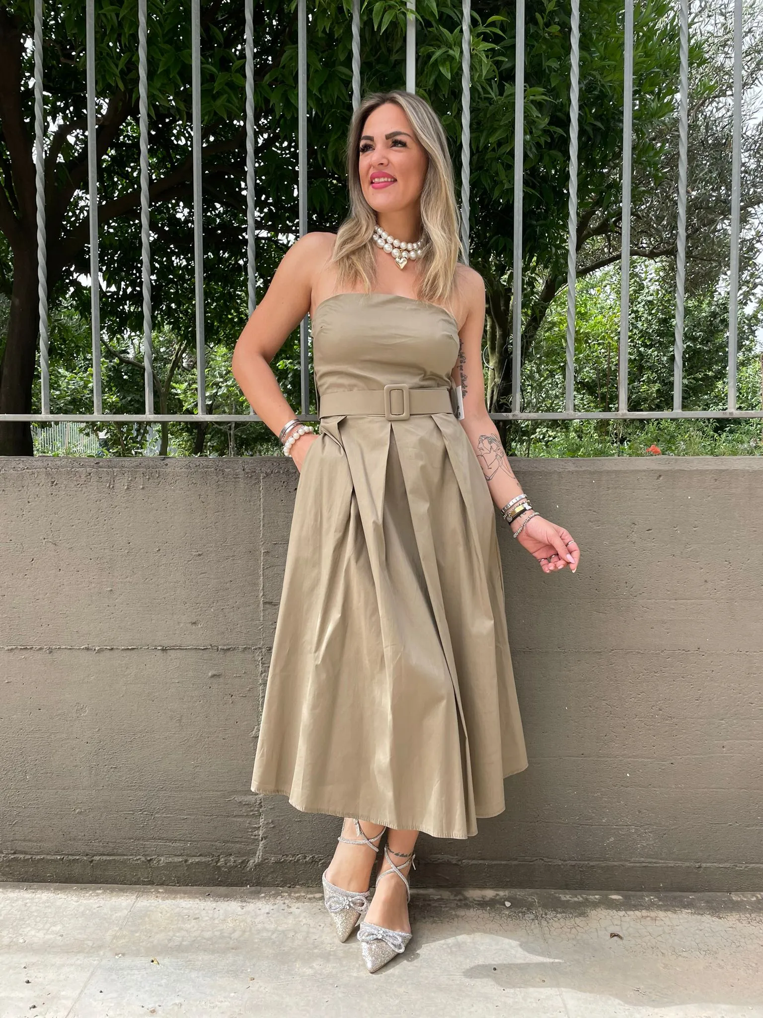 Vestito midi a fascia scampanato con cintura