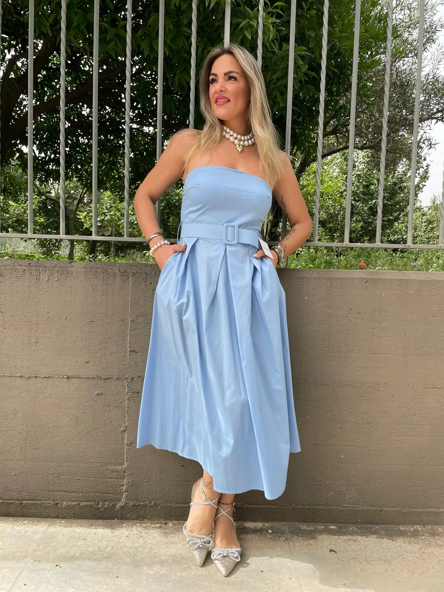 Vestito midi a fascia scampanato con cintura