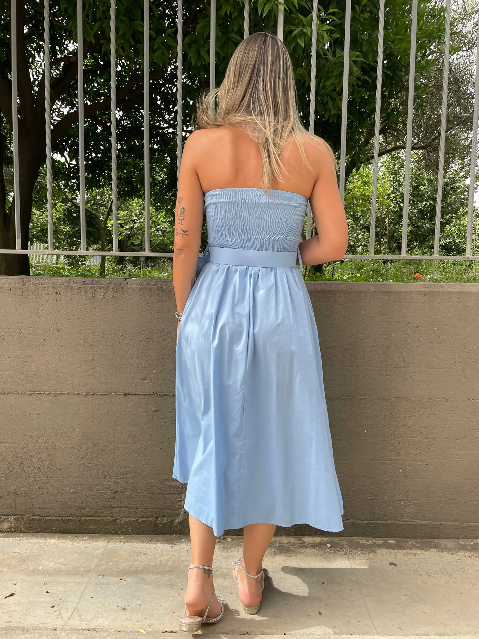 Vestito midi a fascia scampanato con cintura