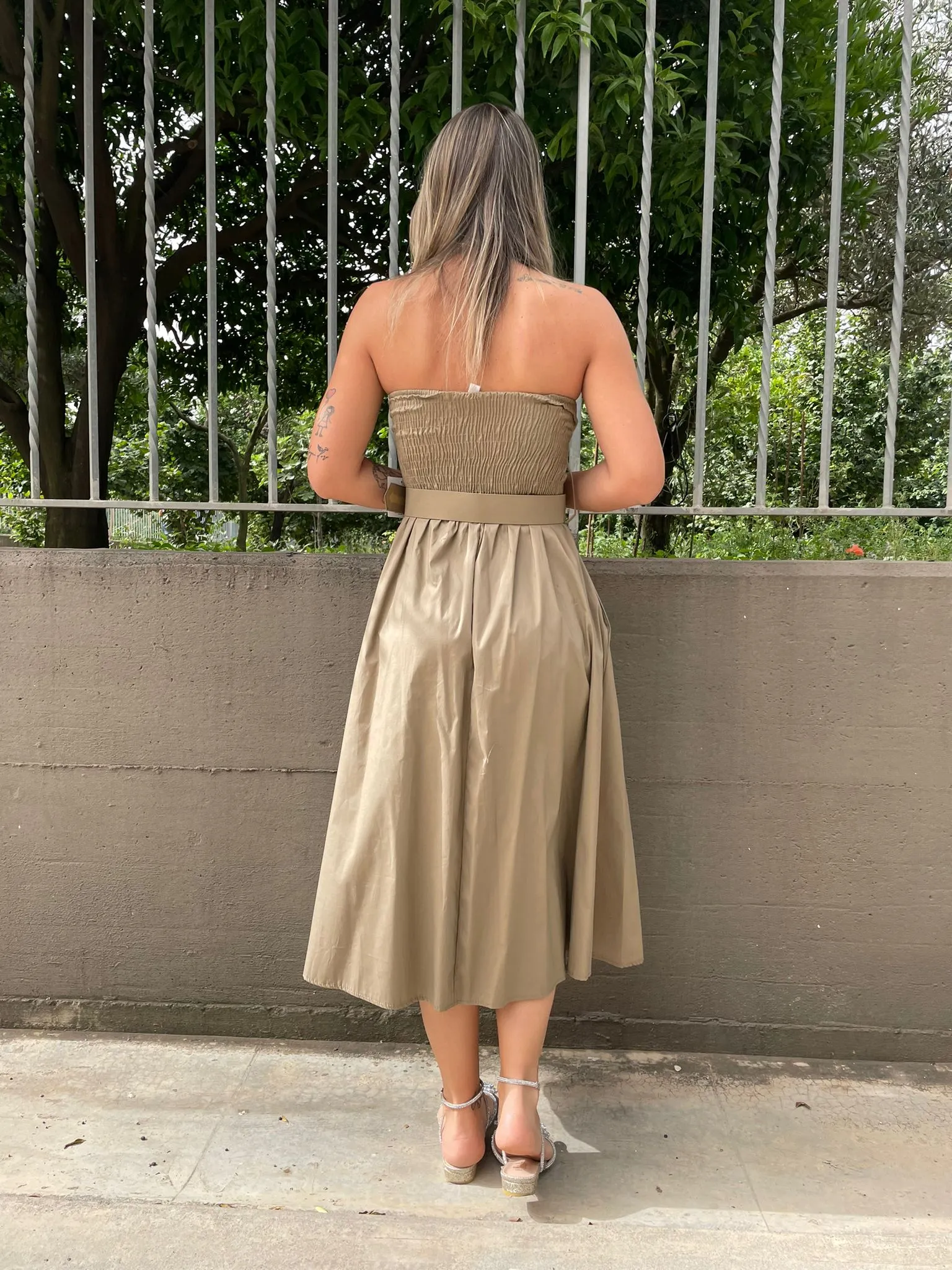 Vestito midi a fascia scampanato con cintura