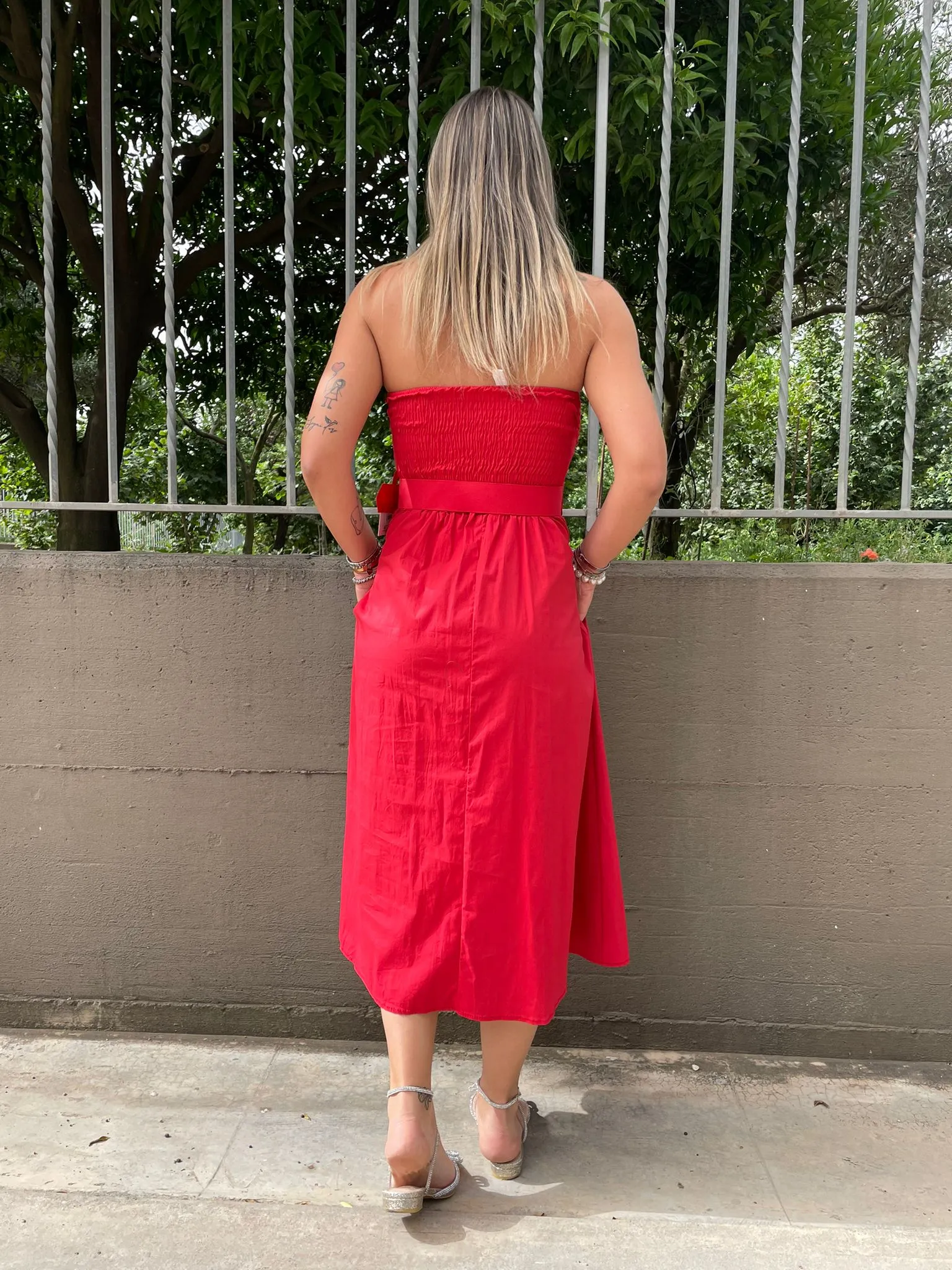Vestito midi a fascia scampanato con cintura