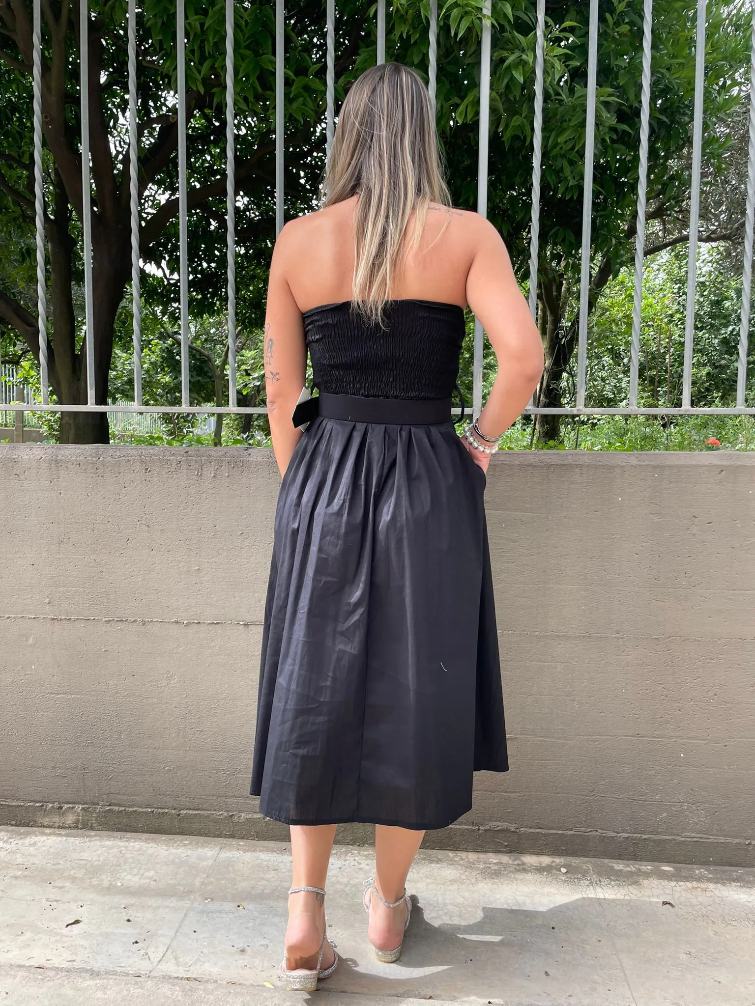 Vestito midi a fascia scampanato con cintura