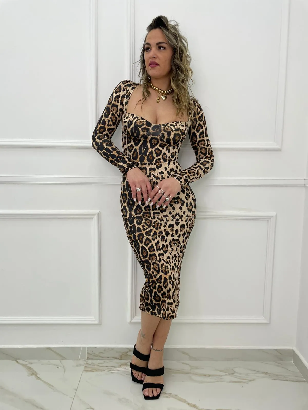 Vestito midi animalier con scollo a cuore
