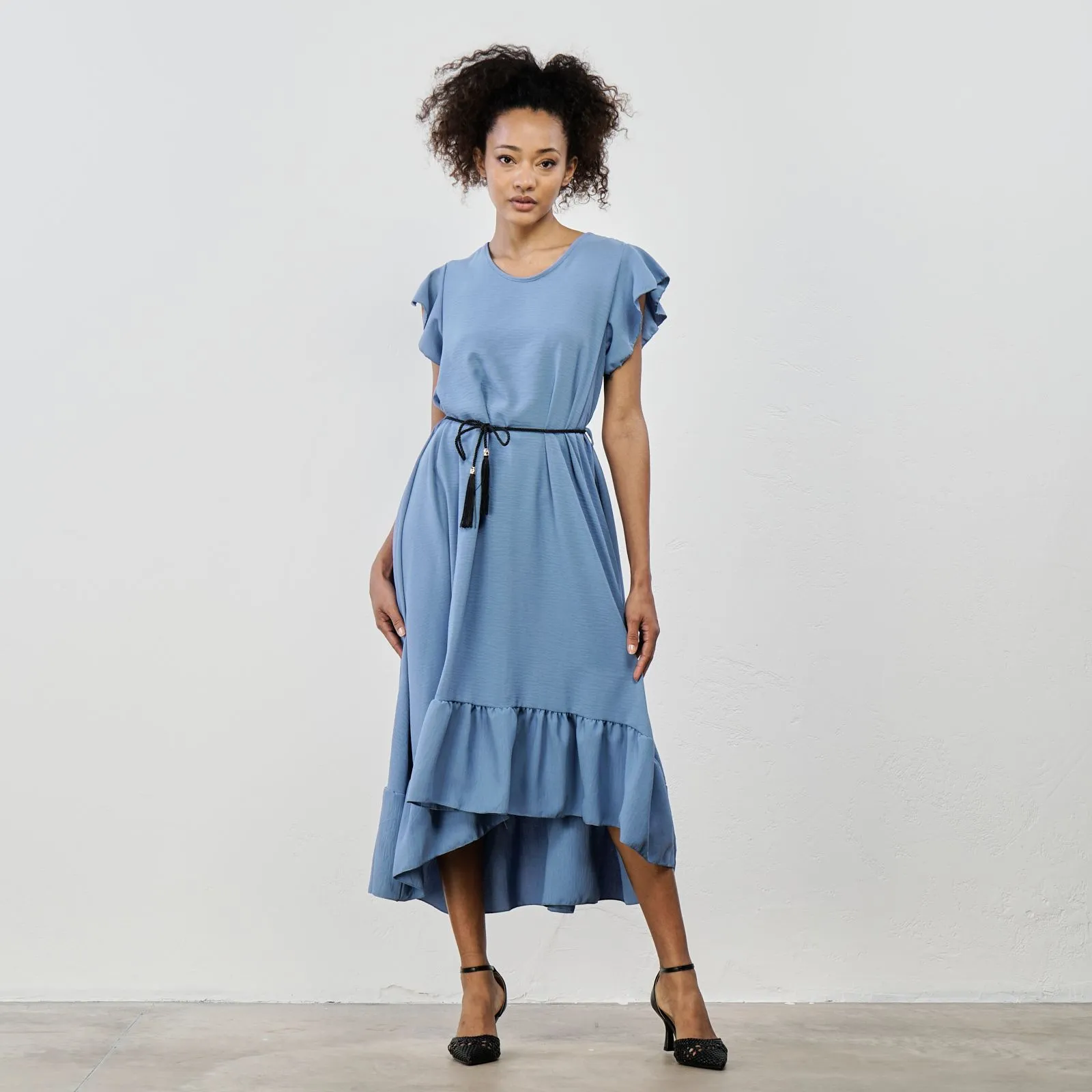 Vestito midi azzurro con balza e cinturina con nappina