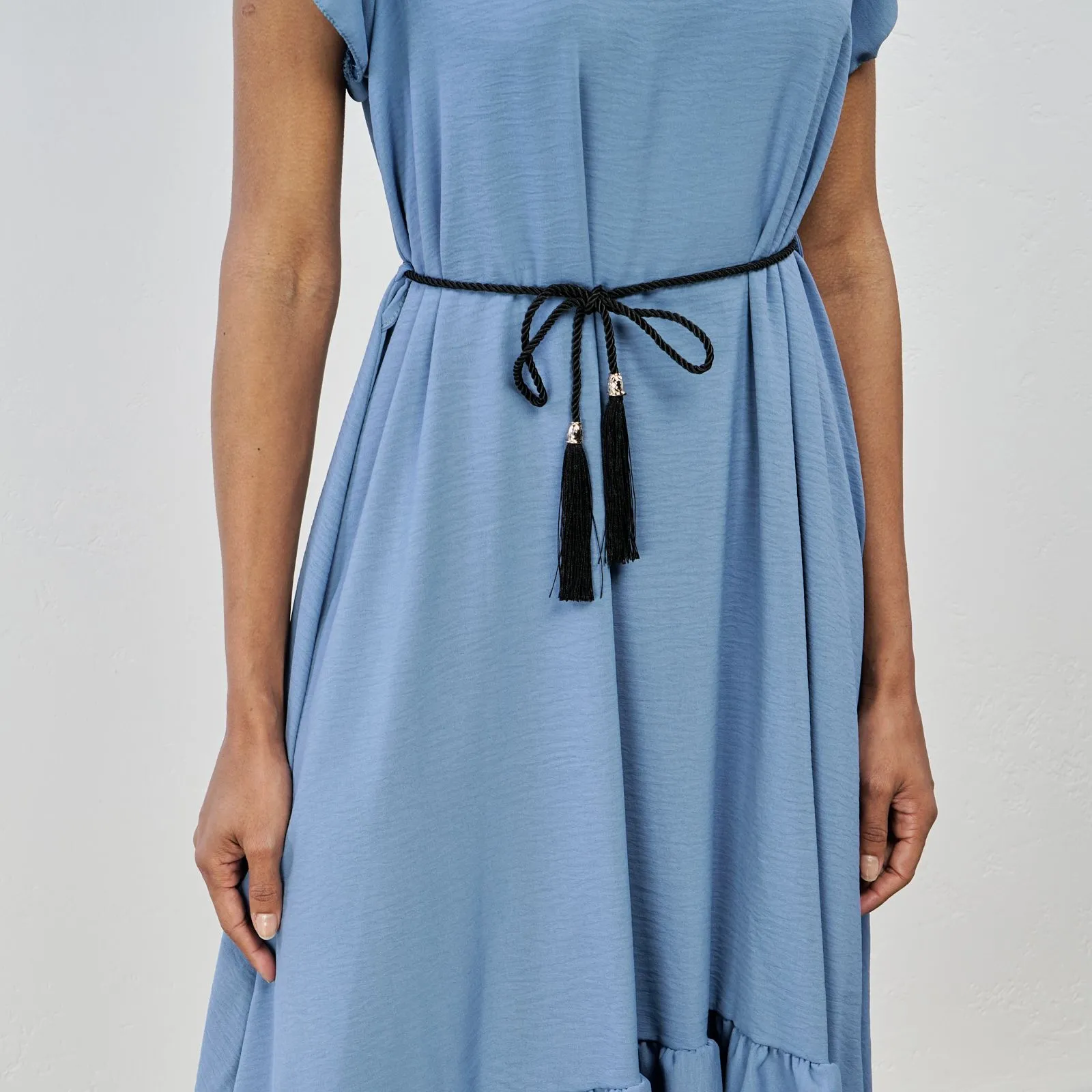 Vestito midi azzurro con balza e cinturina con nappina
