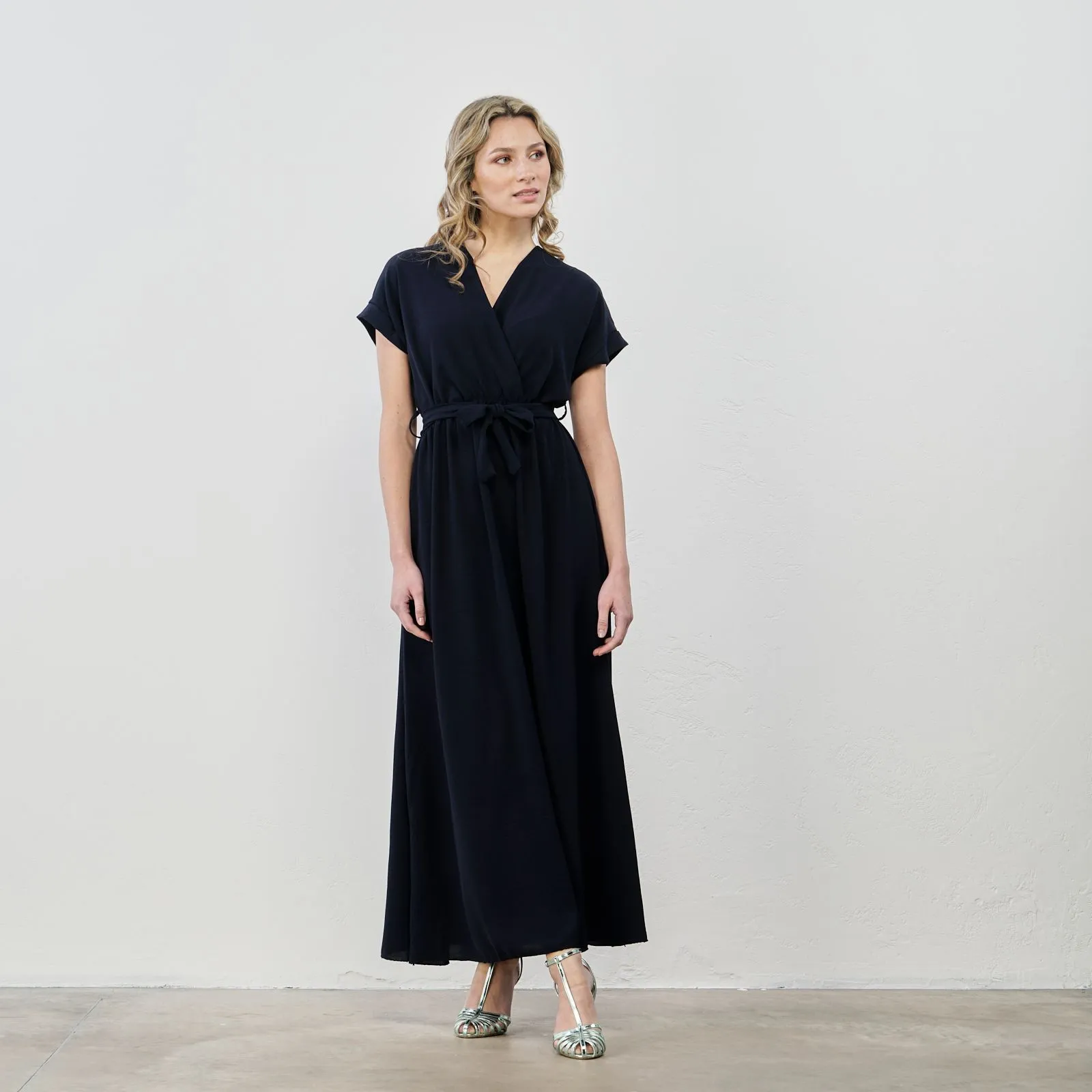 Vestito midi blu con fusciacca in vita