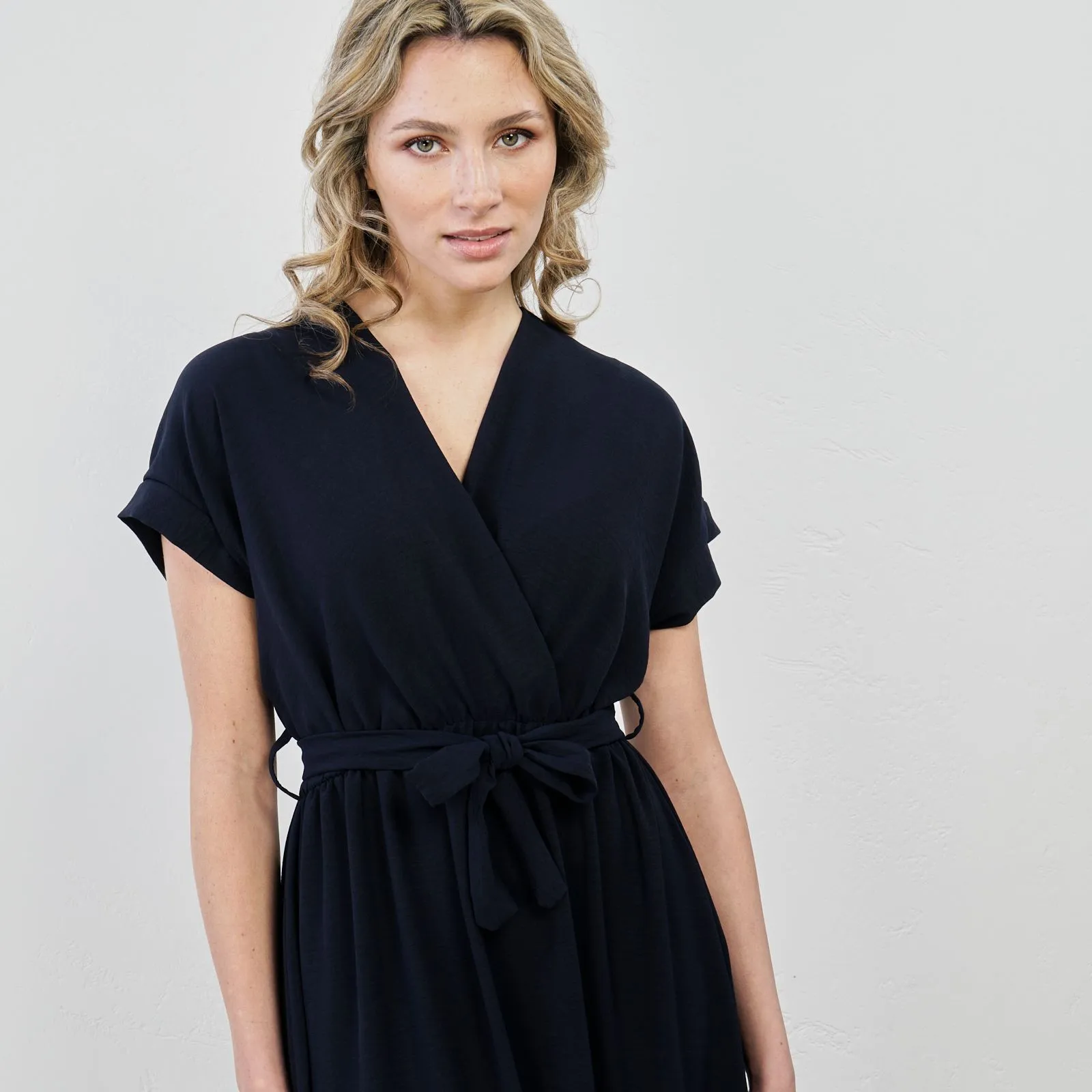 Vestito midi blu con fusciacca in vita
