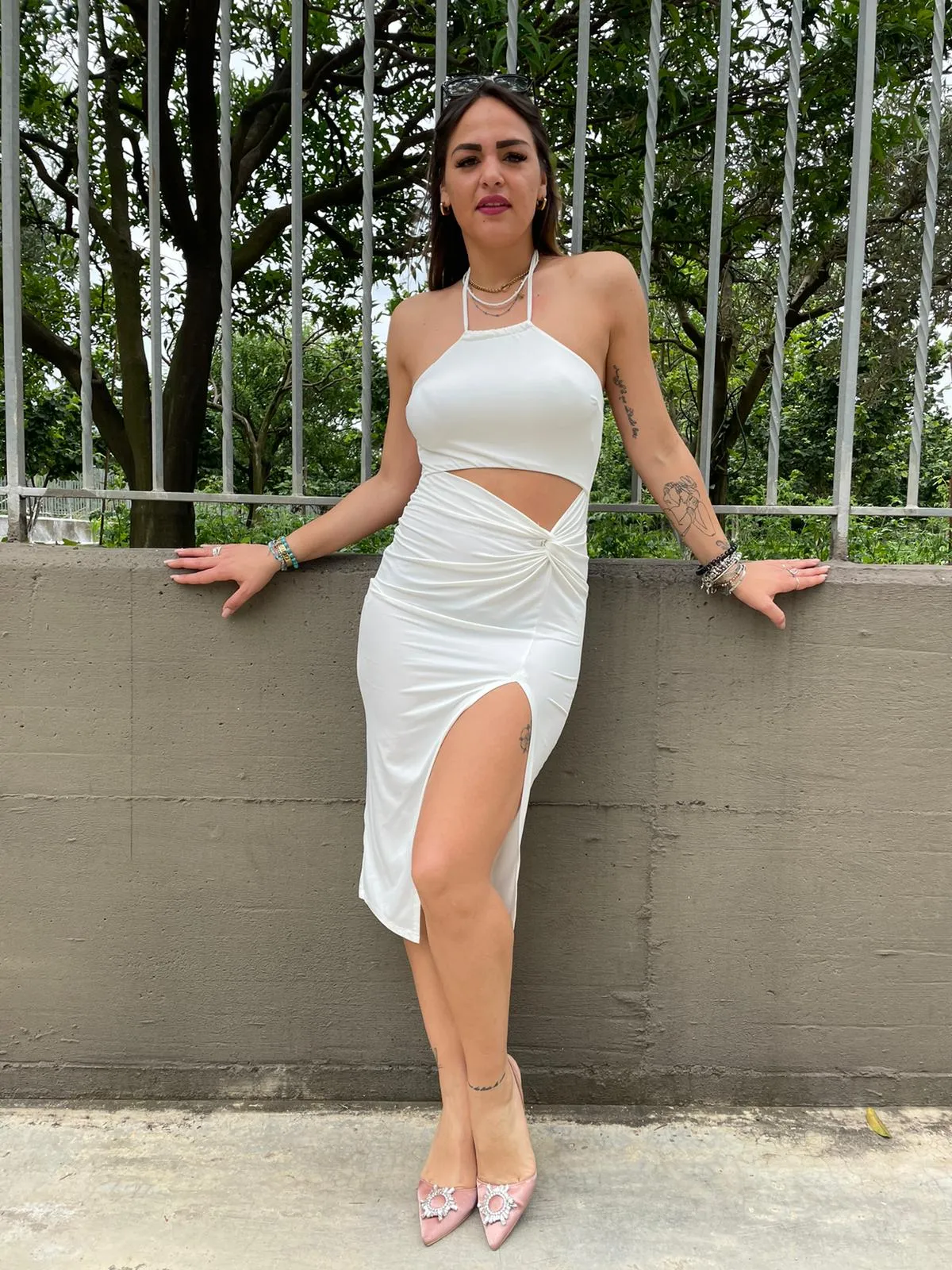 Vestito midi cut-out con spacco laterale