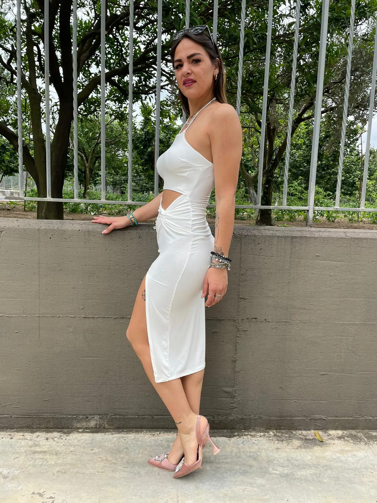 Vestito midi cut-out con spacco laterale