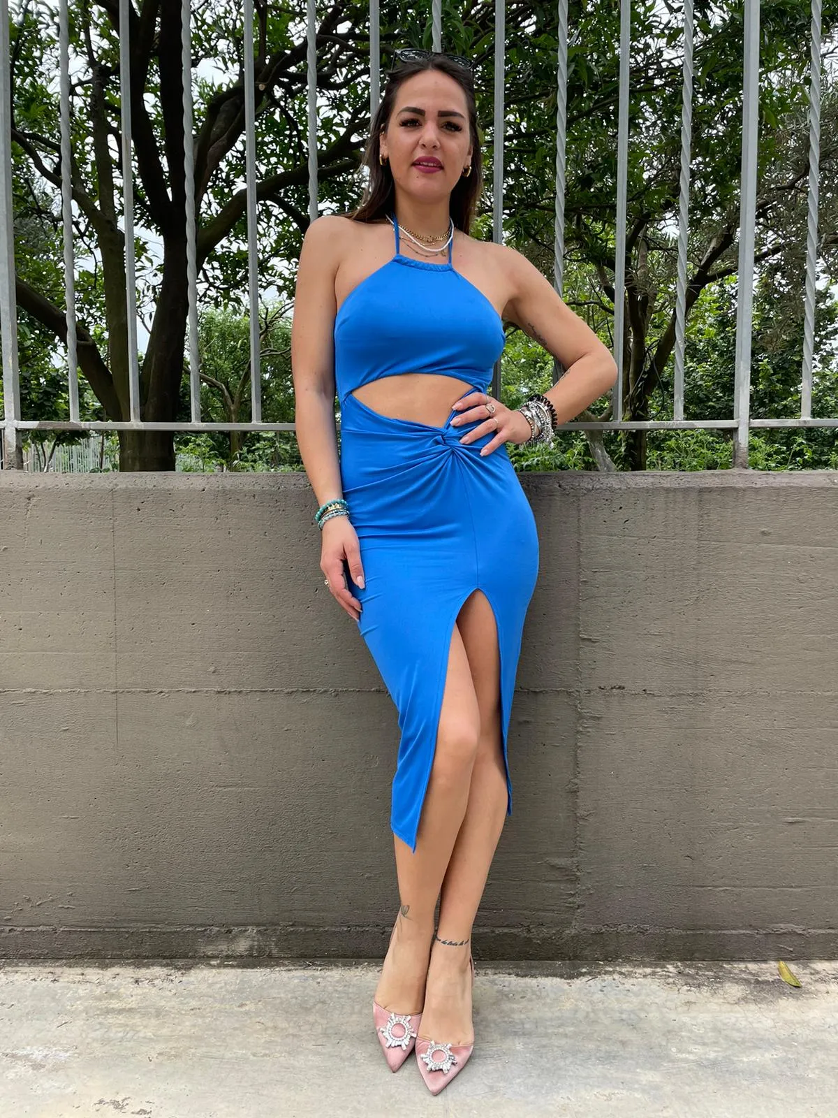 Vestito midi cut-out con spacco laterale