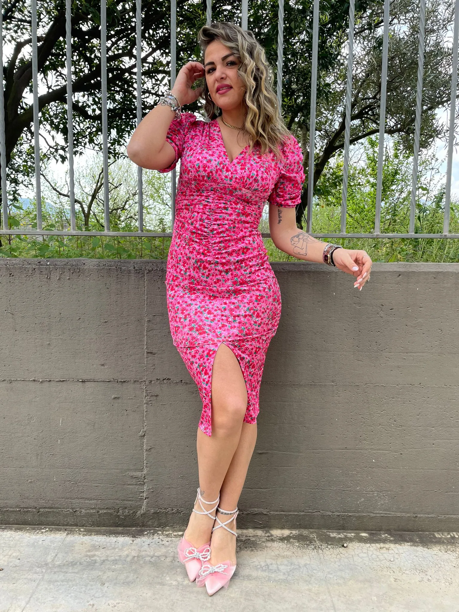 Vestito midi floreale con drappeggio e spacco