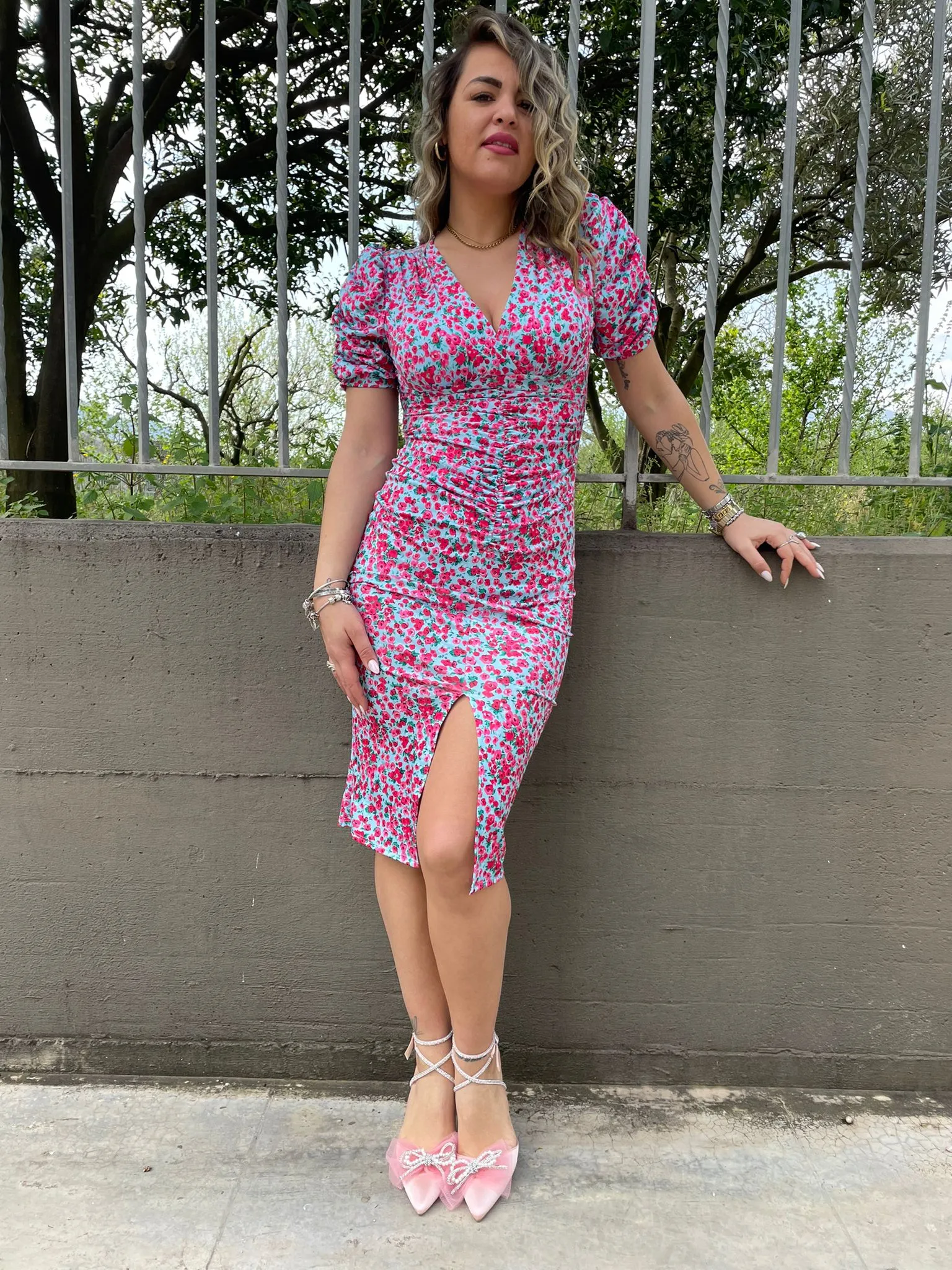 Vestito midi floreale con drappeggio e spacco