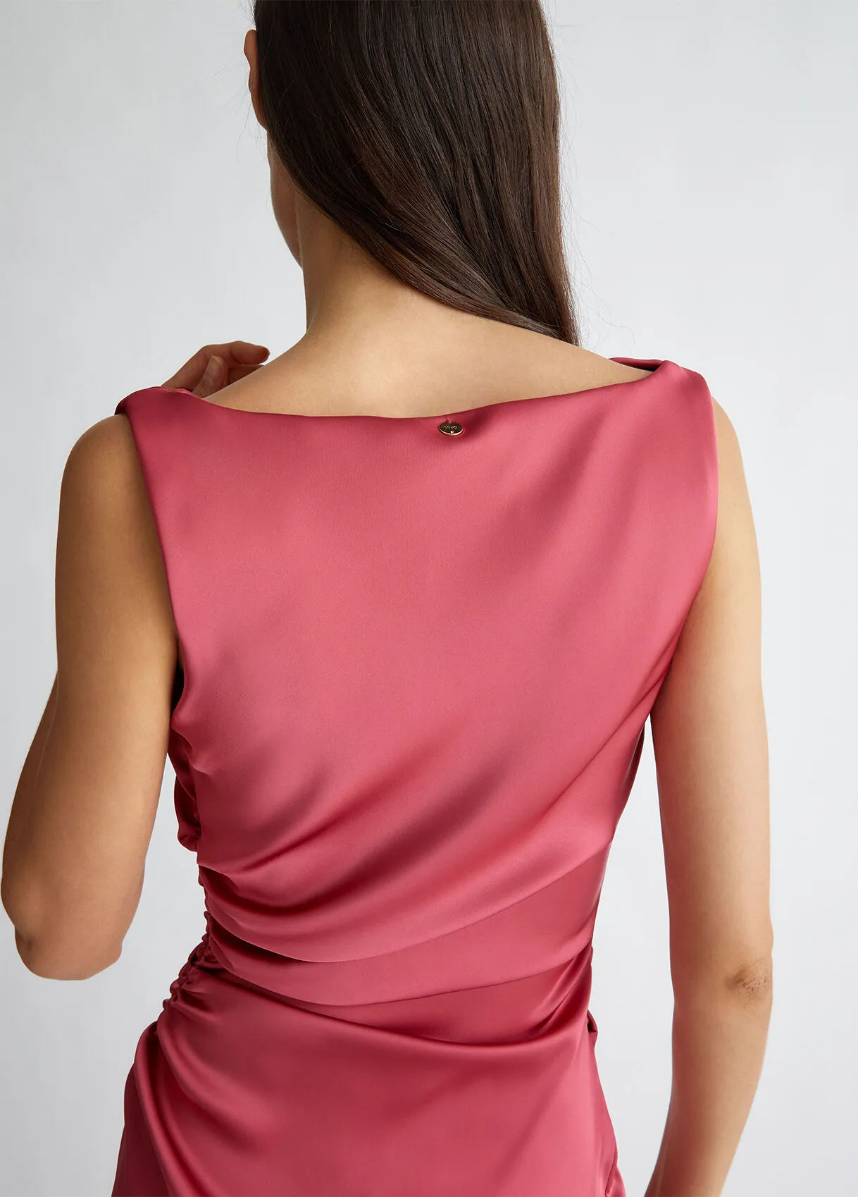 Vestito midi rosa acceso in raso
