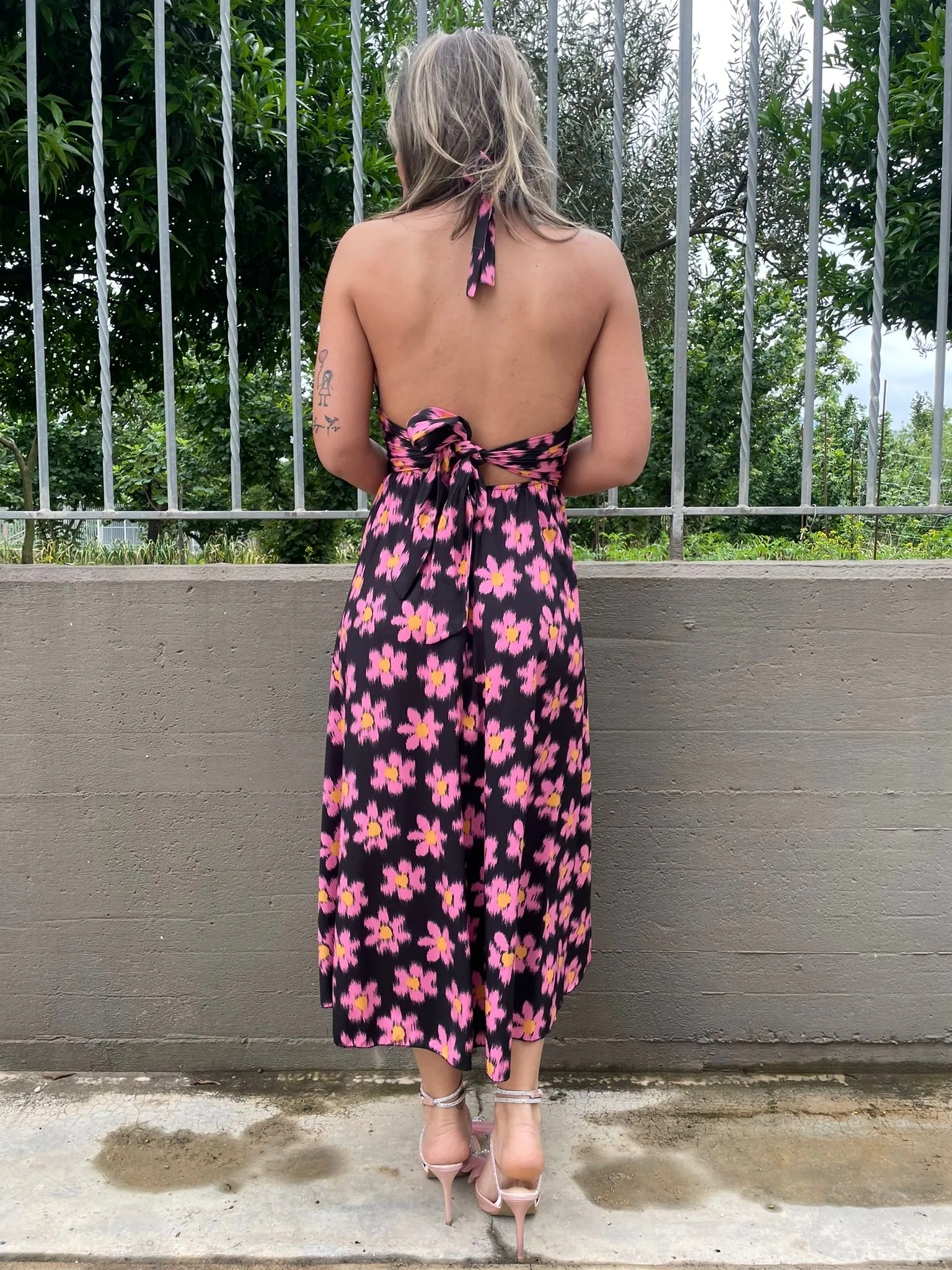 Vestito midi scampanato con schiena scoperta