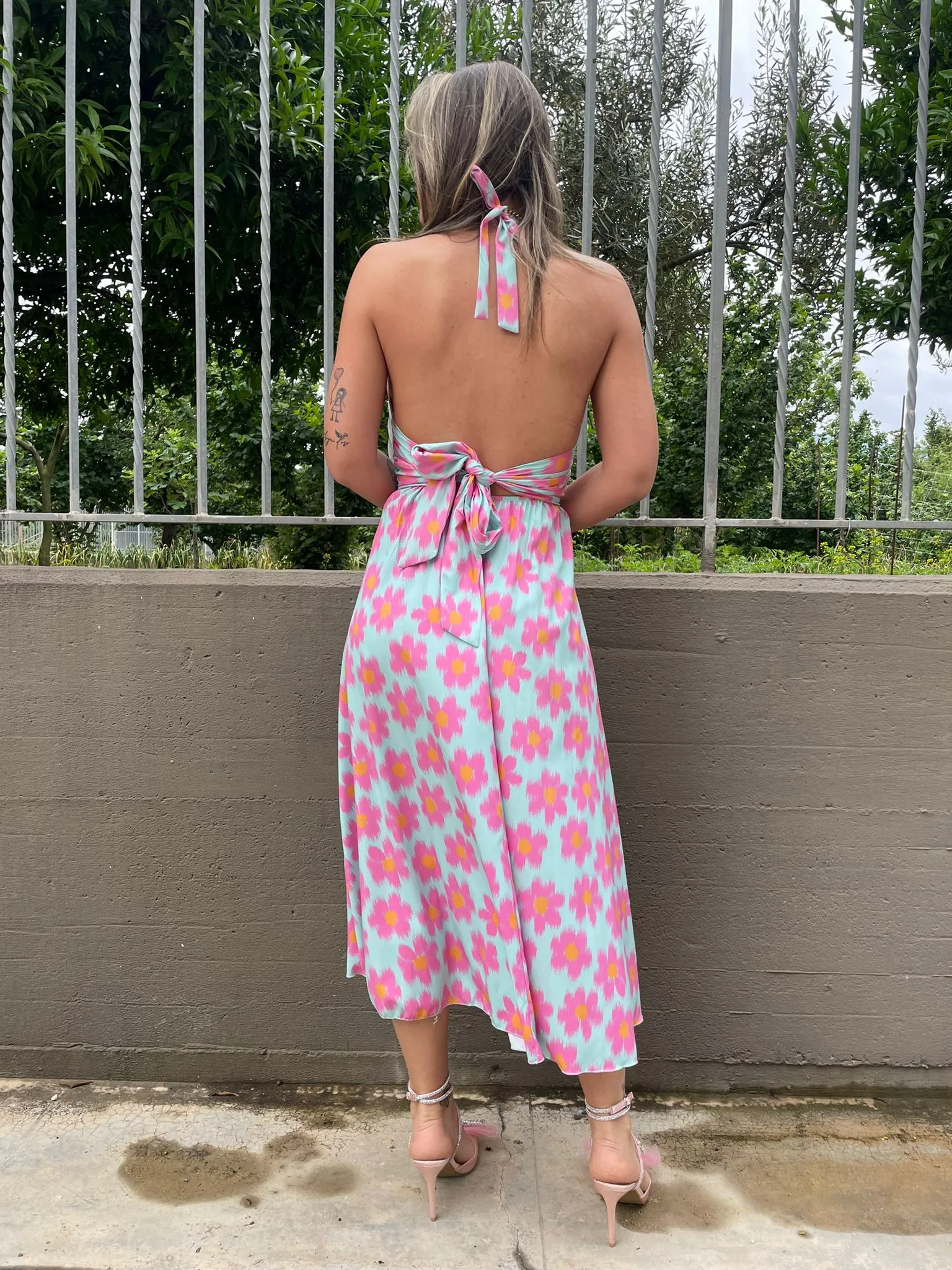 Vestito midi scampanato con schiena scoperta