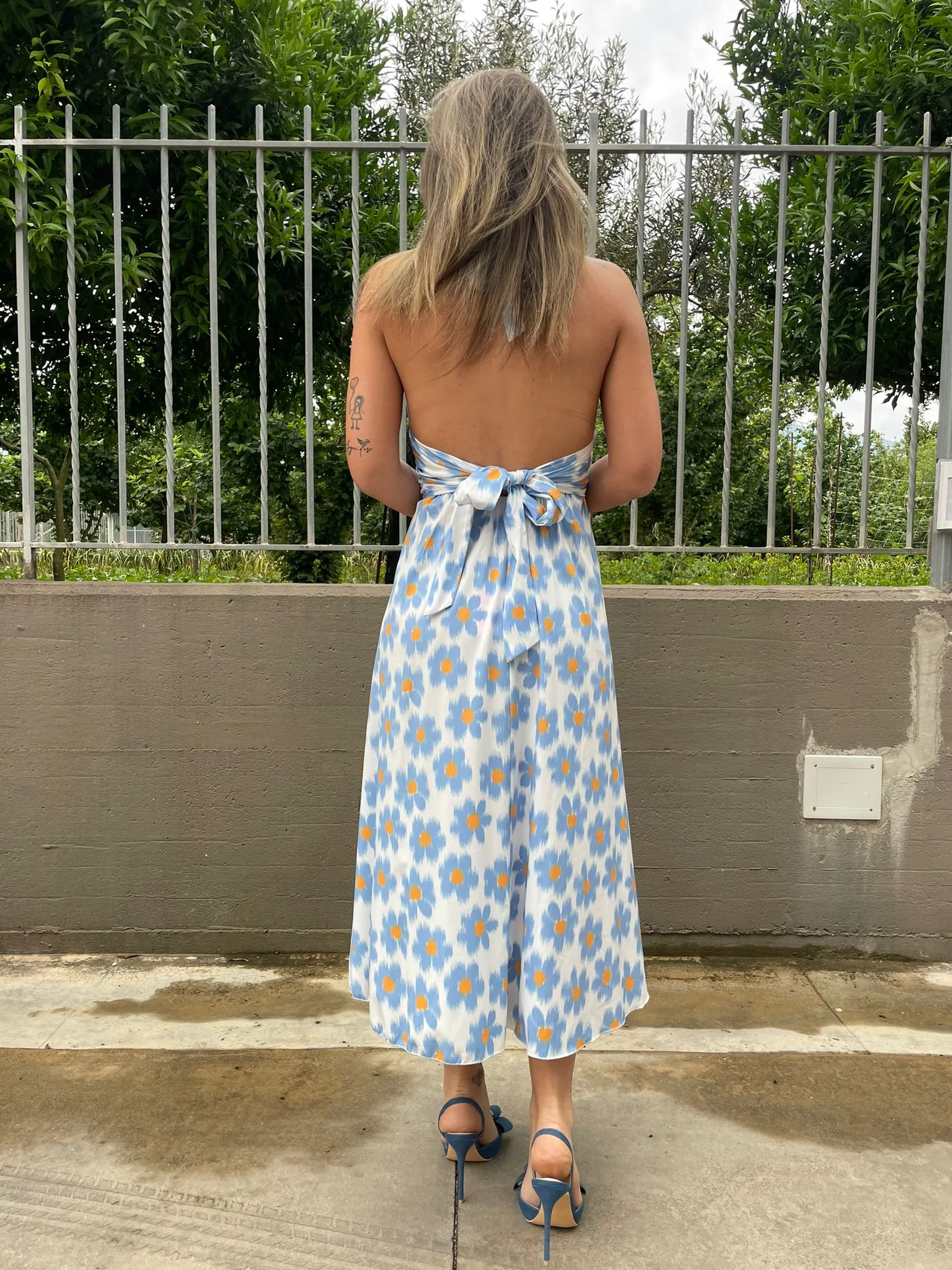 Vestito midi scampanato con schiena scoperta