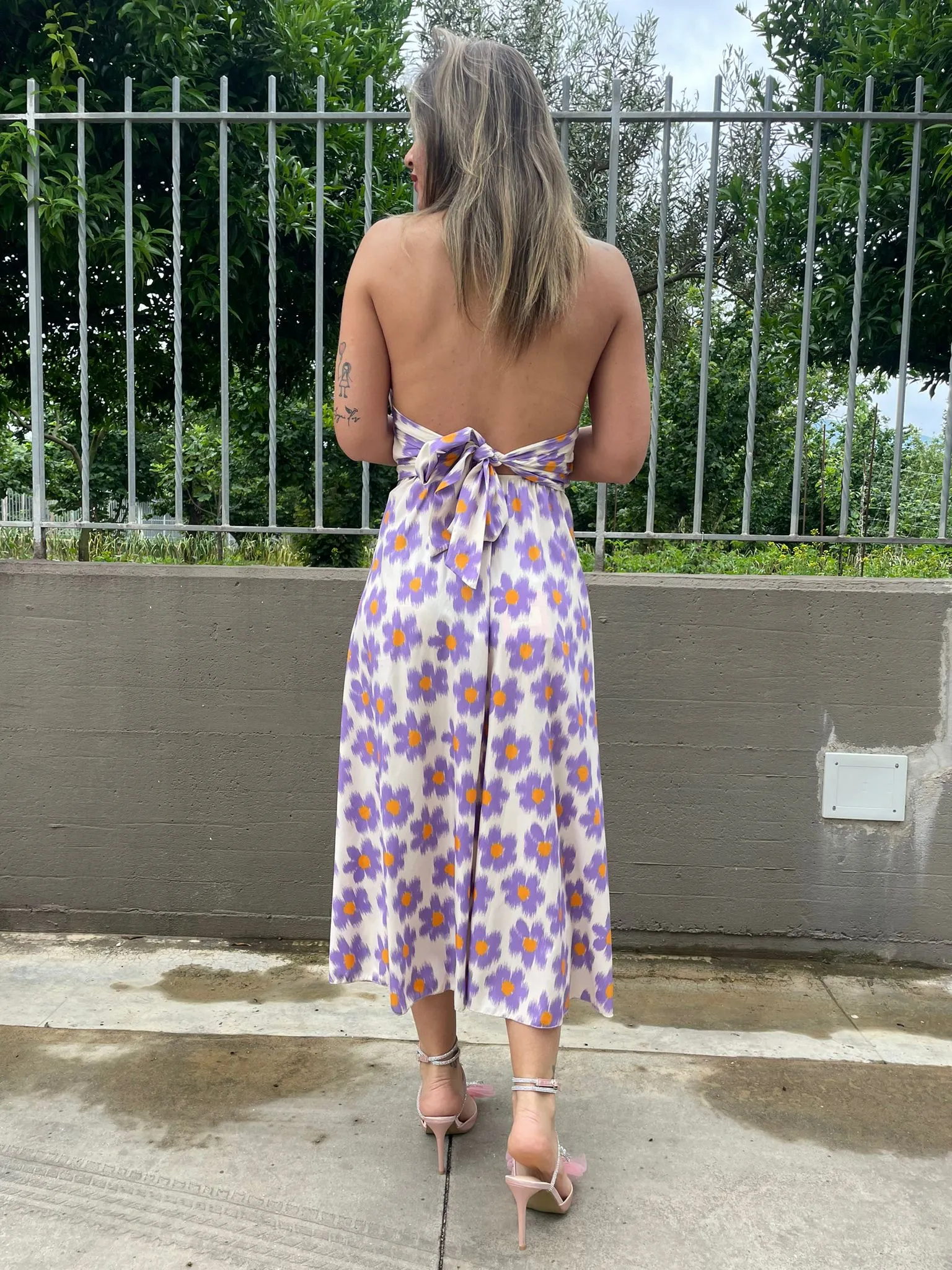 Vestito midi scampanato con schiena scoperta