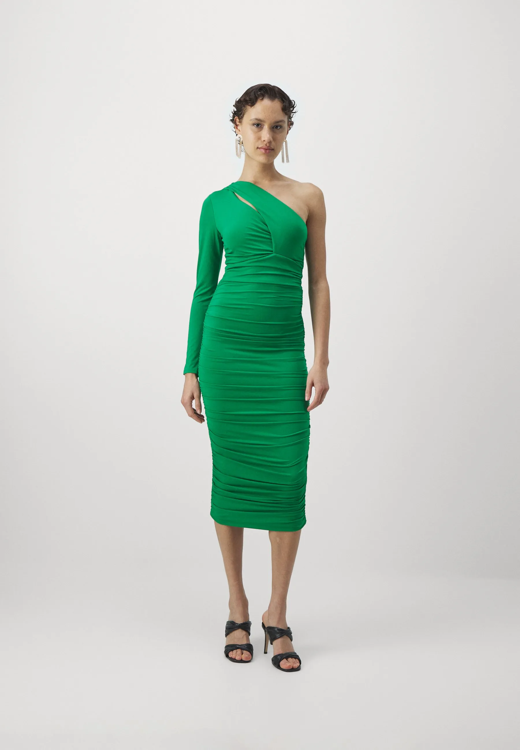 WEDDING RAY ROUCHED ONE SLEEVE MIDI - Vestito di maglina