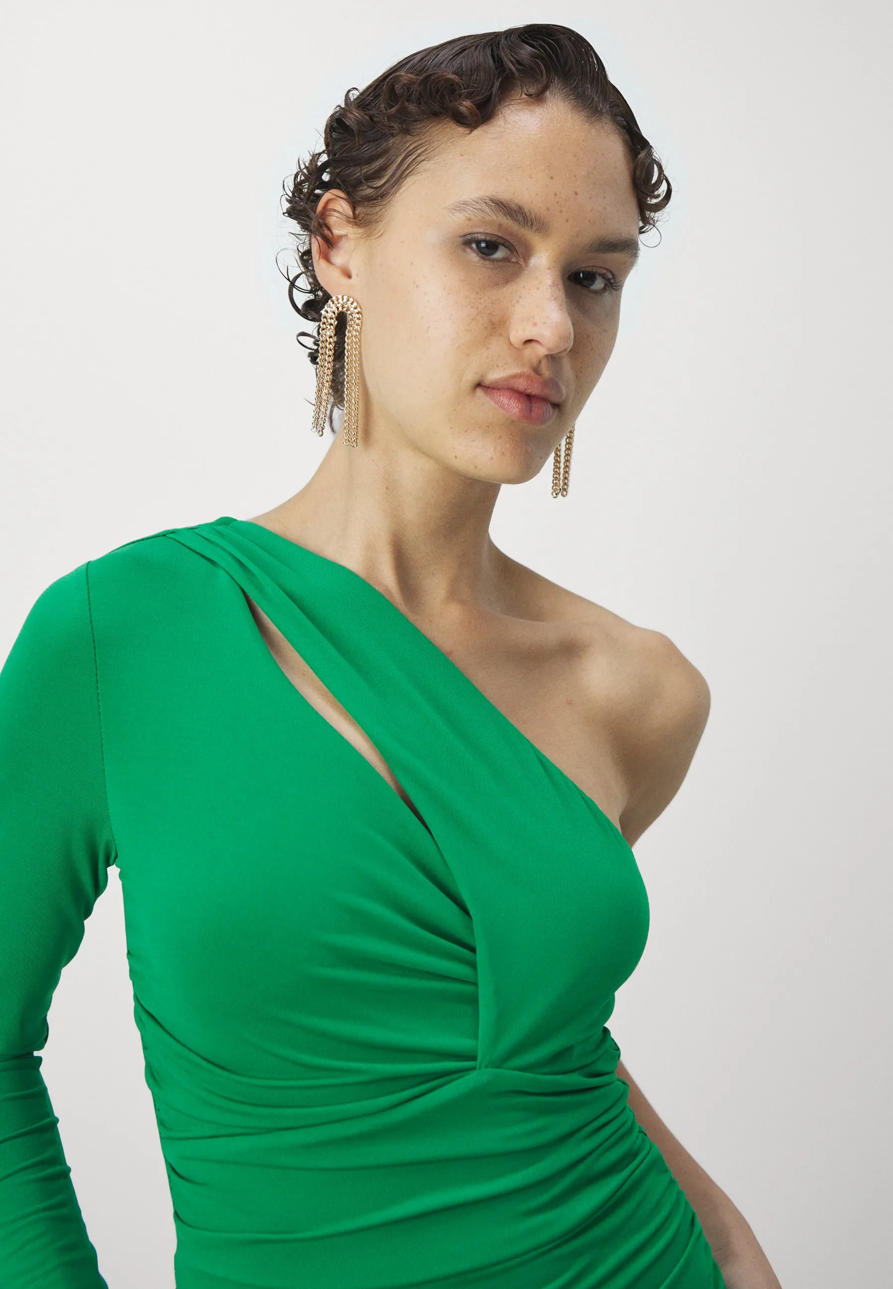 WEDDING RAY ROUCHED ONE SLEEVE MIDI - Vestito di maglina